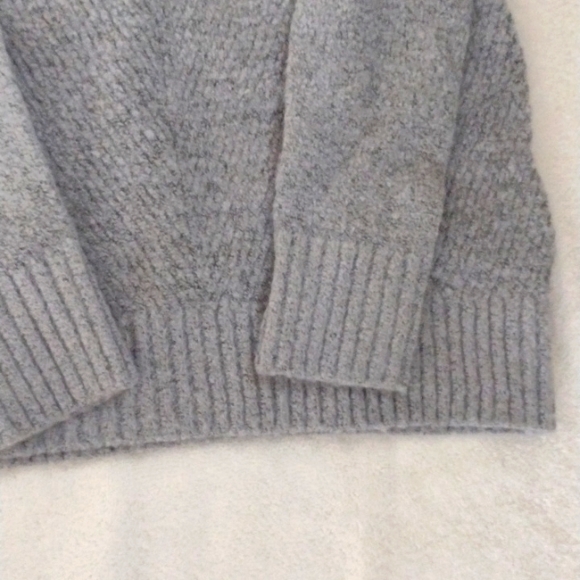 Le Chateau Sweater - Picture 5 of 11